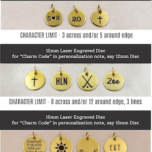 K&ouml;nnte beinhalten: Goldfarbene, lasergravierte Scheibenanh&auml;nger in den Gr&ouml;&szlig;en 10 mm, 12 mm und 15 mm. Die Anh&auml;nger zeigen verschiedene Symbole, Initialen und Daten. Der Text enth&auml;lt Zeichenbeschr&auml;nkungen und Personalisierungsanweisungen.