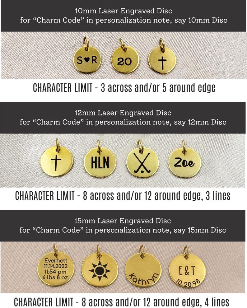 K&ouml;nnte beinhalten: Goldfarbene, lasergravierte Scheibenanh&auml;nger in den Gr&ouml;&szlig;en 10 mm, 12 mm und 15 mm. Die Anh&auml;nger zeigen verschiedene Symbole, Initialen und Daten. Der Text enth&auml;lt Zeichenbeschr&auml;nkungen und Personalisierungsanweisungen.
