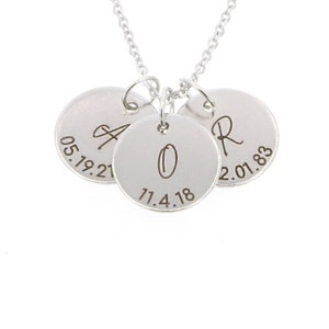 Colar com iniciais para crianças, presente personalizado para data de nascimento, joias para o dia das mães, presente personalizado para mães, presente personalizado para crianças, nova data inicial para mães