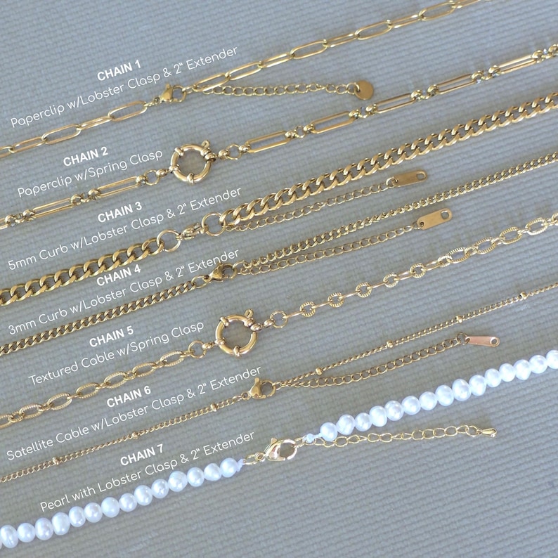 K&ouml;nnte beinhalten: Sieben goldfarbene Halsketten mit verschiedenen Kettenstilen, darunter Paperclip-, Curb- und Kabeldesigns. Jede Halskette hat einen Verschluss und eine 5 cm Verl&auml;ngerung. Eine Halskette enth&auml;lt wei&szlig;e Perlen.