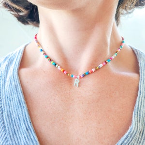 Colar de miçangas multicoloridas com inicial de prata e arco-íris, joia personalizada com pingente de miçangas, presente para meninas, melhor amiga