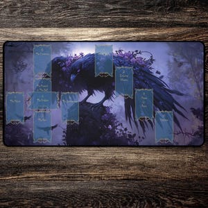 Puede incluir: Una esterilla de tarot rectangular de temática oscura, que presenta un gran cuervo detallado con detalles florales. La esterilla tiene una combinación de colores púrpura y azul con etiquetas de cartas del tarot. El fondo representa una escena de bosque mística.