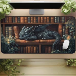 Baby Dragon Gaming Schreibtischmatte: Fantasy Bibliothek Dekor für Bücherliebende, Booktok