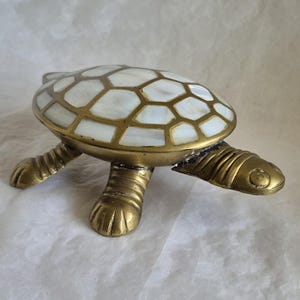 Inusual joyero vintage de latón y nácar con forma de tortuga, joyero, porta anillos, plato de metal para rarezas, adorno - 14 cm de largo