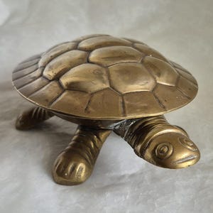 Inusual joyero vintage de latón con forma de tortuga, joyero, porta anillos, plato de metal para rarezas, plato de tocador - 16 cm de largo