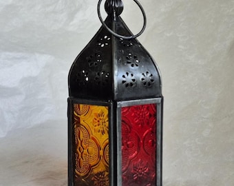 Farol de cristal rojo y ámbar repujado de estilo marroquí con marco de hierro - 15 cm de alto