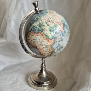 Atractivo globo terráqueo vintage de estilo victoriano sobre soporte de metal pulido, mapa detallado, inusual coleccionable vintage - 37 cm de alto