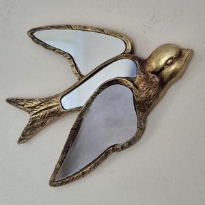 Decorative wall mirror in the shape of a flying swallow - L22cm