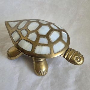 Inusual joyero vintage de latón y nácar con forma de tortuga, joyero, porta anillos, plato de metal para rarezas, adorno - 9 cm de largo