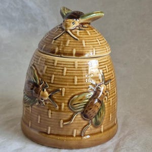 Mooie vintage ronde keramische bijenkorf honingpot/pot, versierd met 5 bijen in mooie bruintinten en groen - 11,5 cm hoog