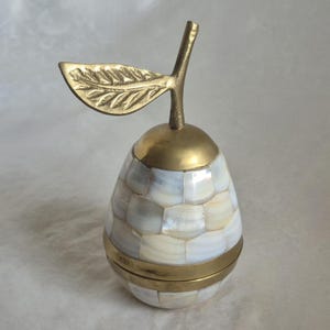 Vintage round mother of pearl and brass pot shaped as a pear, decorated with panels of shell, screw off lid - Diameter 6cm