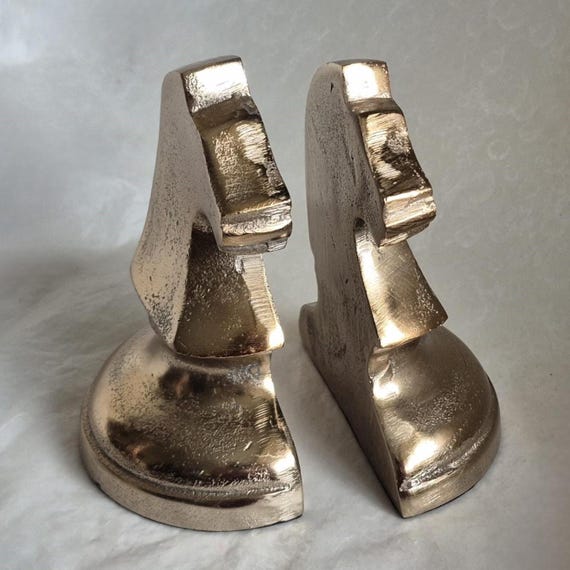 Pair of vintage style decorative bookends sculpted as a knight chess piece in aged gold coloured metal - H14.3cm