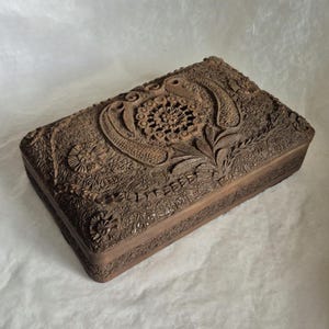 Boîte à bijoux rectangulaire en bois avec motif floral et géométrique décoratif sculpté à la main complexe et couvercle incurvé - 20 cm de large