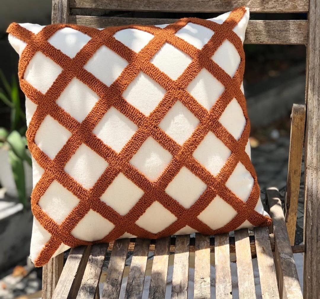 手刺繍のクッションカバー 手刺繍のクッションカバー - Etsy 日本