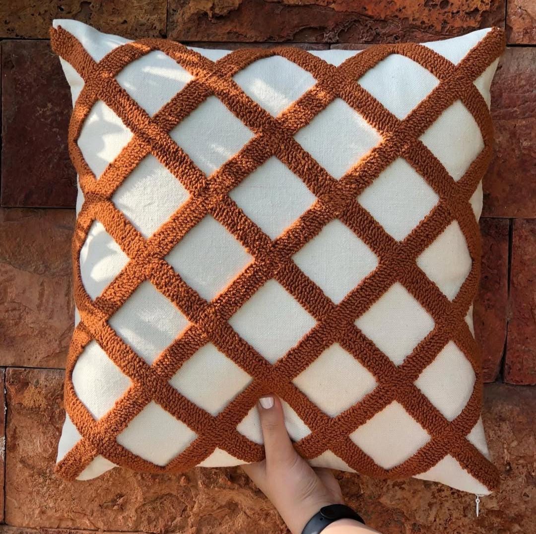 手刺繍のクッションカバー 手刺繍のクッションカバー - Etsy 日本