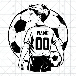 Può includere: Un'illustrazione grafica in bianco e nero di un calciatore visto di spalle, che indossa una maglia con il testo NAME e il numero 00. Il giocatore è posizionato davanti a un grande pallone da calcio e tiene un pallone più piccolo in una mano.