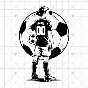 Könnte beinhalten: Eine schwarz-weiße grafische Illustration eines Fußballspielers, der vor einem großen Fußball steht. Der Spieler trägt ein Trikot mit dem Text NAME und der Nummer 00 auf dem Rücken, Shorts und hohe Socken. Das Design ist kontrastreich.