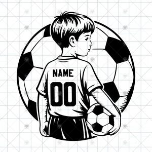 Può includere: Un'illustrazione grafica in bianco e nero di un giovane calciatore visto di spalle, che indossa una maglia con il testo NAME e il numero 00. Il giocatore è posizionato davanti a un grande pallone da calcio e ne tiene uno più piccolo.