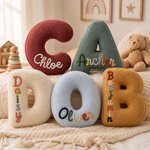 Almofada personalizada com letra, almofada com inicial personalizada, almofada macia de sherpa com o alfabeto, decoração para quarto de bebê, presente para quarto infantil, presente para chá de bebê