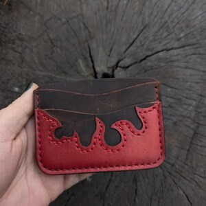 Porte-cartes en cuir naturel, motif feu, texture de conception unique, accessoires Renfair, idée cadeau créative pour femme, homme, maître du feu