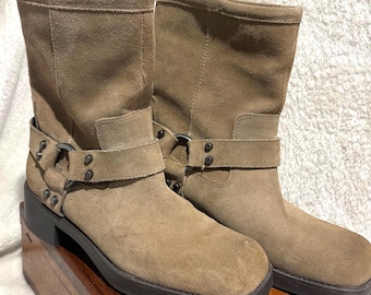 Botines moteros de ante color camel de ZARA, con correa con tachuelas y tacón de bloque, talla 38 de mujer.