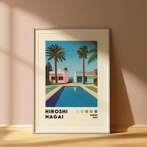Könnte beinhalten: Ein gerahmter Druck eines farbenfrohen Bildes eines Schwimmbeckens, zweier Häuser und Palmen. Der Text "HIROSHI NAGAI" und "TOKYO 1973" befindet sich am unteren Rand des Drucks.