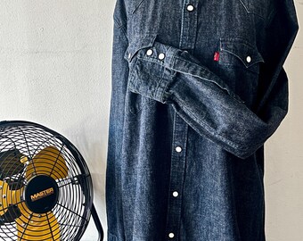 Blue Levi’s Denim Button Down Shirt, Classic Fit,  Size M, Mandarin Collar