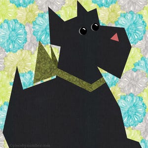 Può includere: Silhouette nera di un terrier scozzese con un collare verde e marrone su uno sfondo di tessuto floreale blu, verde e grigio.