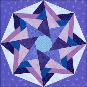 Könnte beinhalten: Ein geometrischer Quiltblock mit einem Sternmuster. Der Quiltblock besteht aus verschiedenen Lila-, Blau- und Weißtönen, die in einem symmetrischen Muster angeordnet sind. Der Hintergrund ist ein helles Lila mit kleinen weißen Sternformen.