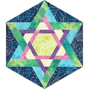 Op de afbeelding: Een kleurrijk quiltblok met een zespuntige stervorm in een kleurenschema van groen, blauw, roze en paars. De ster is omgeven door een blauwe achtergrond met een bloemenpatroon.