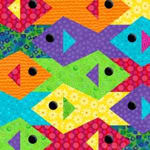 Può includere: Un design di trapunta patchwork colorato con un motivo ripetitivo di pesci. I pesci sono realizzati con tessuti diversi con vari motivi, tra cui pois, fiori e forme geometriche. I pesci hanno occhi neri e sono disposti in uno schema sfalsato.