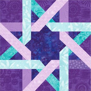 Puede incluir: Un bloque de patchwork colorido con un diseño de estrella. El bloque presenta una forma de estrella azul oscuro central, rodeada de tiras de tela azul claro, lavanda y morada que se cruzan. El fondo es una mezcla de telas moradas estampadas.