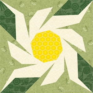 Puede incluir: Un bloque de edredón cuadrado con un diseño de margarita estilizado. El centro es un patrón de panal de abeja amarillo, rodeado de pétalos blancos. El fondo es una mezcla de patrones florales verdes y crema, creando un diseño floral geométrico.