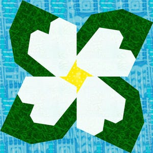 Peut inclure: Une fleur blanche avec un centre jaune, entourée de feuilles vertes, sur un fond bleu à motifs.