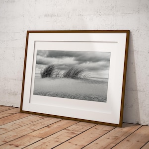 Strand Dünen Bild – Schwarz Weiß Poster | Digitaler Download | Natur Fotografie Wanddeko | Geschenk für Meerliebhaber
