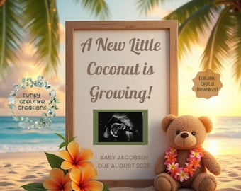 Op de afbeelding: Een ingelijst bericht op een strand met een teddybeer die een bloemenkrans draagt. De aankondiging luidt "A New Little Coconut is Growing!" met een echobeeld en de tekst "Baby Jacobsen Due August 2025".