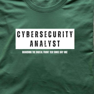 Camiseta de analista de ciberseguridad: regalo para profesionales de TI especializados en seguridad informática y equipos azules.