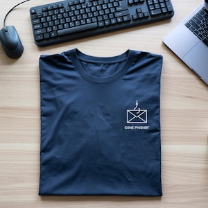 Gone Phishin’ Cybersicherheit T-Shirt – Lustiger Hacker & InfoSec Humor