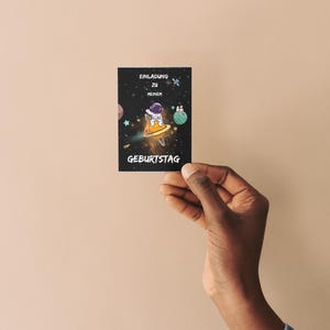 Tarjeta de invitación impresa, diseñada con cariño y lista para enviar, para todos los cumpleaños infantiles y fiestas de astronautas.