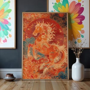 Op de afbeelding: Een ingelijste kunstdruk met een gestileerd oranje paard dat zich afzet tegen een rode cirkelvormige achtergrond. Het paard is versierd met bloemmotieven en geplaatst tegen een achtergrond van wolken en decoratieve elementen. Het kunstwerk heeft een vintage esthetiek.