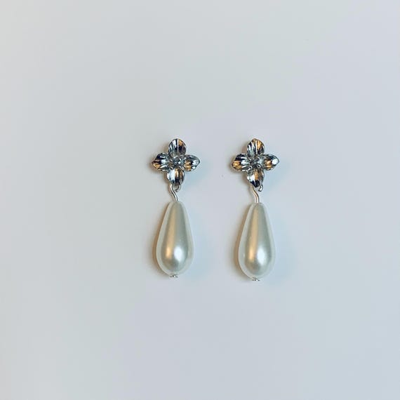 Flower and Teardrop Pearl Earrings Platinum-plated