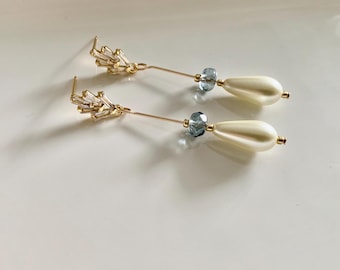 Art Deco druppelvormige pareloorbellen: CZ-kristal, blauwe accenten