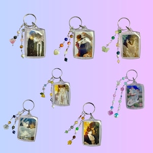 以下が含まれることがあります： 7つの透明なアクリルキーホルダーのコレクション。各キーホルダーには、2人の異なる画像、ビーズチェーン、金属リングが付いています。ビーズはピンク、青、黄色など、さまざまな色があります。