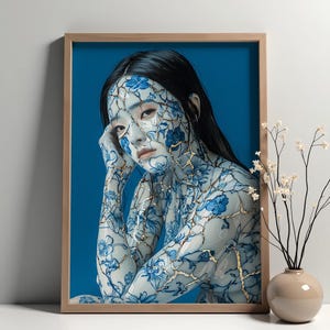 Kunstdruck einer japanischen 'Kintsugi'-Frau mit goldenen Rissen, blauen Blumenmustern & gelassenem schwarzem Haar - Moderne japanische Kunst Poster