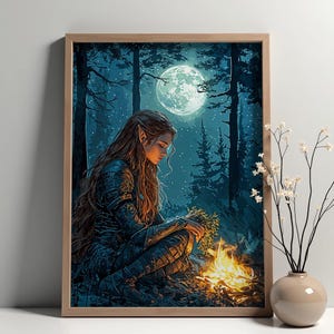 Einsame Elfenfrau am Lagerfeuer unter Vollmond Poster – Zauberwald Fantasy Kunstdruck – Friedliche Waldnachtszene Wanddeko