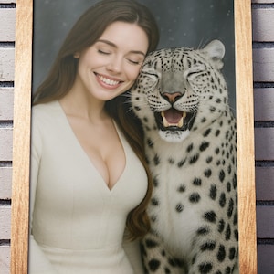 Una elegante mujer vestida de blanco invernal comparte un momento de alegría con su fiel amigo leopardo de las nieves en un minimalista fondo nevado. Póster/Impresión artística de mascota exótica.