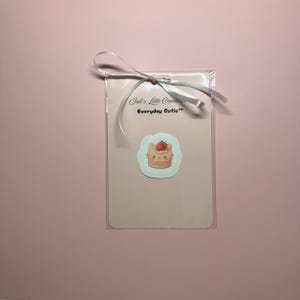 Sticker chat gâteau aux fraises - Vinyle dessert kawaii pour journaux, Kindles, ordinateurs portables et cadeaux | Sticker mignon chaton pastel