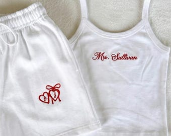 Conjunto de camiseta sin mangas y shorts bordados a medida para la Sra., atuendo nupcial personalizado, conjunto para que la novia se prepare, regalo para la fiesta nupcial