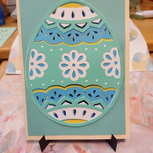 Biglietto mandala a forma di uovo di Pasqua. Dimensioni 5 x 7. L'uovo è composto da 5 strati colorati.