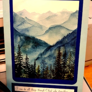 Wunderschöne Berglandschaft auf dieser aufmunternden 13x18cm Karte. Schrift auf der Vorderseite mit positiver Botschaft der Ermutigung auf der Innenseite.